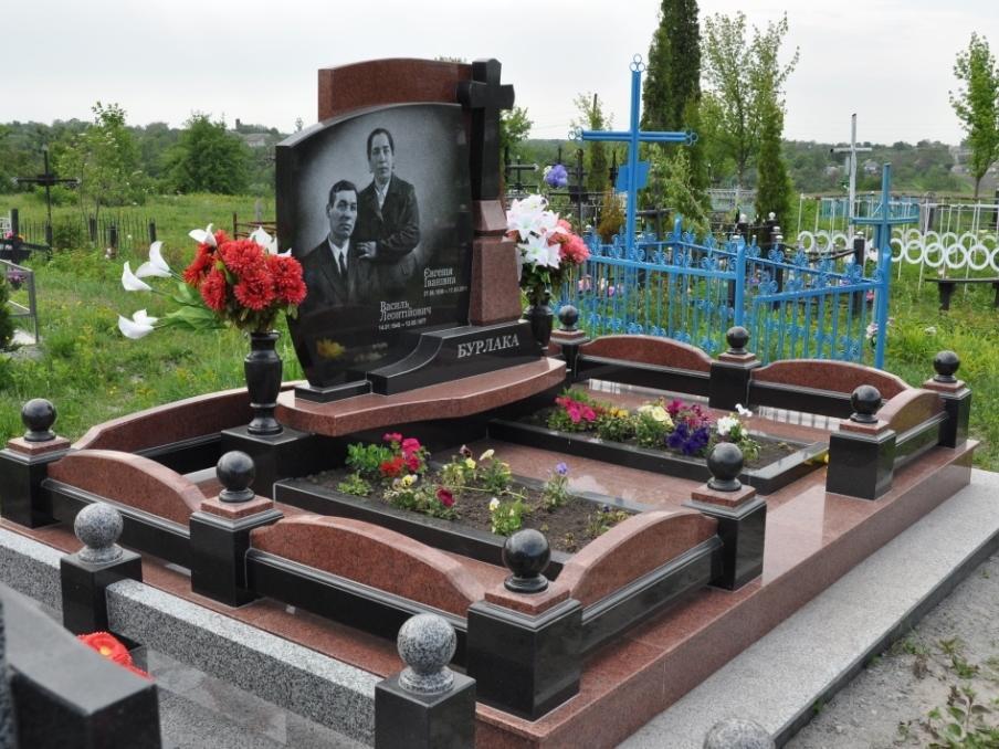 Памятник на могилу из красного гранита фото